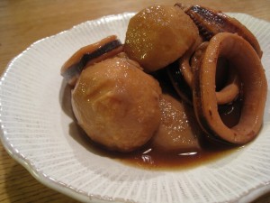 漢方の極楽きび糖を使った里芋とイカの煮物