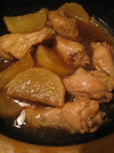 漢方の鶏元と大根の煮物